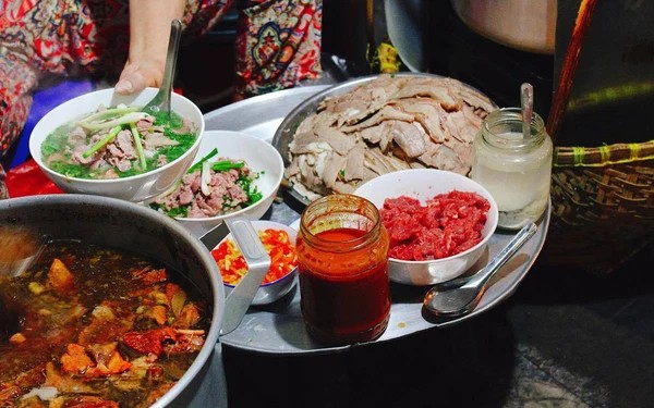 Phở Gánh hàng Chiếu - quán ăn đêm nổi tiếng Hà Nội