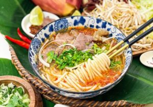  Bún bò Huế Huyền Anh - top quán bún bò huế Hà Nội đông nghịt khách 