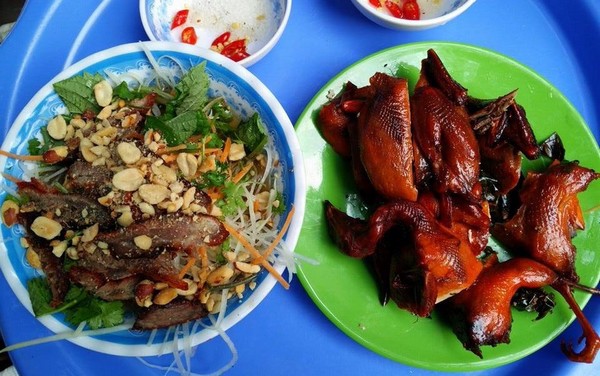 Quán nộm bố già - địa chỉ ăn vặt đông khách tại Hà Nội 