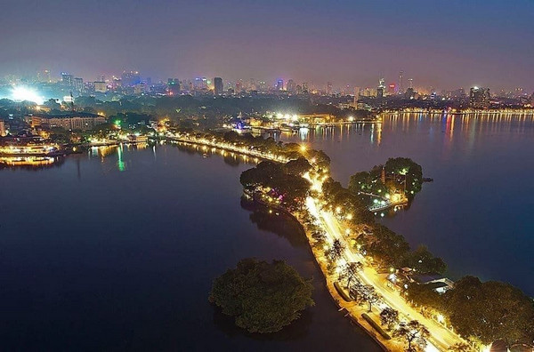 Hình ảnh phố Hà Nội về đêm nhìn từ xa 