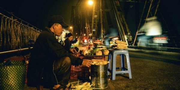 Hình ảnh mưu sinh trên phố Hà Nội về đêm
