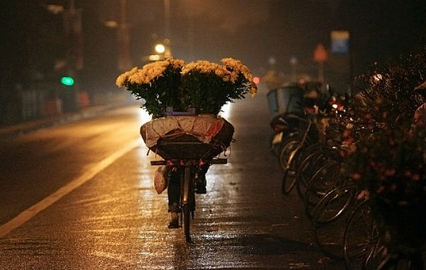 Hình ảnh mưu sinh trên phố Hà Nội về đêm
