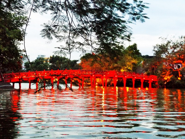 Hình ảnh cầu Thê Húc cạnh hồ Gươm Hà Nội 