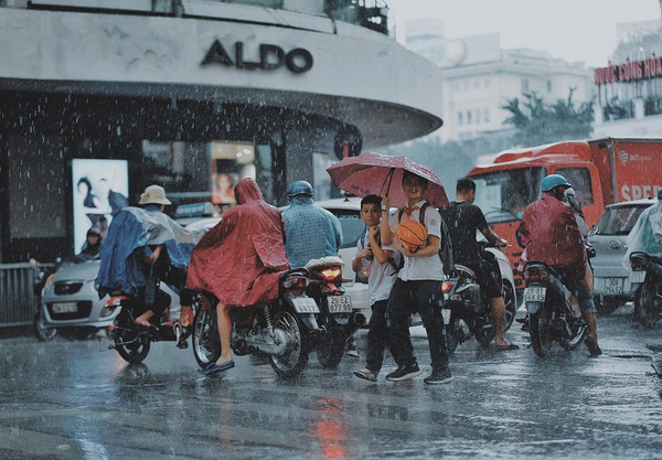 Đoàn người tấp nập trong cơn mưa Hà Nội 