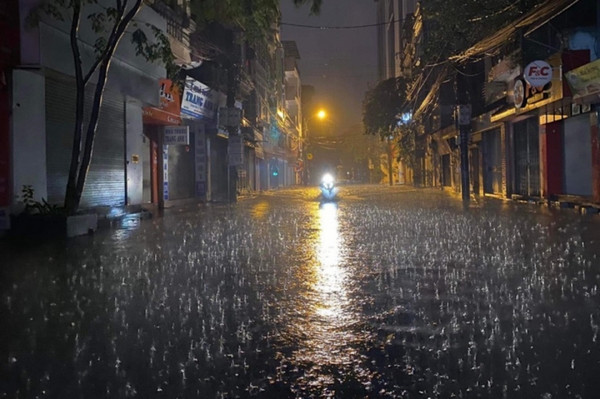 Đường phố Hà Nội trong cơn mưa lớn thật đẹp 