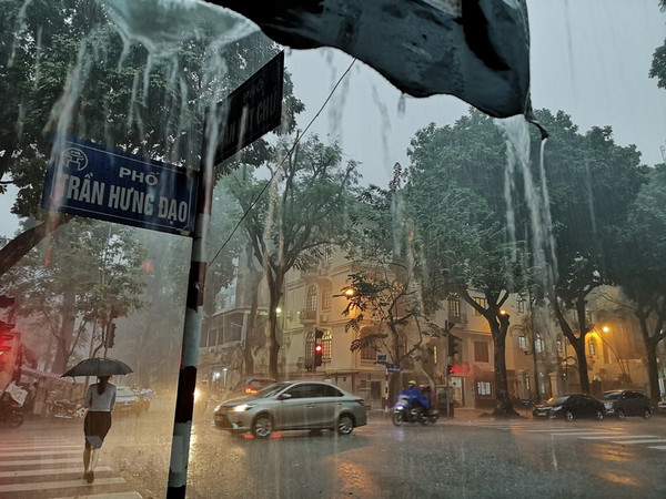 Con phố nhỏ Hà Nội trong cơn mưa 