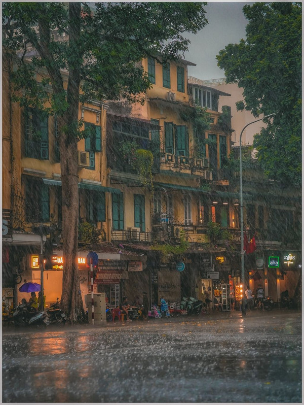 Phong cảnh Hà Nội trong cơn mưa thật đẹp 