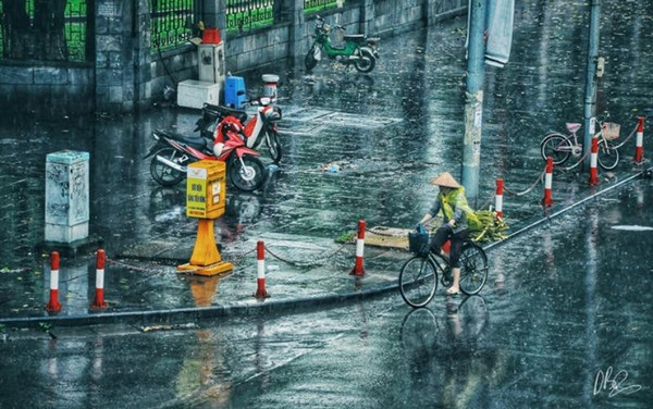 Cảnh đường phố Hà Nội trong mưa 