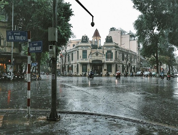 Góc phố nhỏ trong cơn mưa tại Hà Nội 