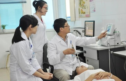 Bác sĩ tận tình chăm sóc bệnh nhân tại bệnh viện Mắt trung ương Hà Nội 