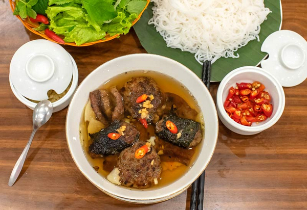 Một suất ăn bình thường tại bún chả hàng mành Nguyễn Phong Sắc