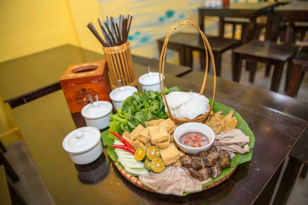 Bún đậu mắm tôm Hà Đông quán Ngon Lê Lợi nổi tiếng với bún đậu truyền thống và cả trà quất hấp dẫn