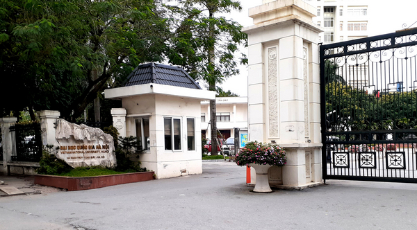 Phía trước cổng trường Đại học Quốc gia Hà Nội