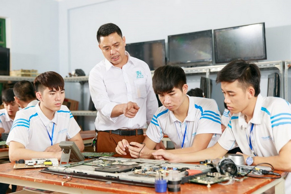 Đội ngũ giảng viên tại Trường Trung cấp nghề Đồng hồ - Điện tử - Tin học Hà Nội là những chuyên gia có kinh nghiệm, có xuất phát điểm từ các trường đại học và cao đẳng nổi tiếng tại khu vực Hà Nội