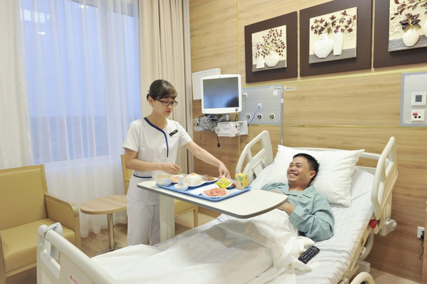 Y tá tận tâm và nhiệt tình chăm sóc bệnh nhân tại bệnh viện Vinmec Hà Nội 