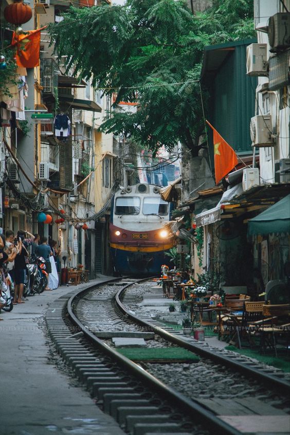 Hình ảnh phố cà phê đường tàu tại Hà Nội 