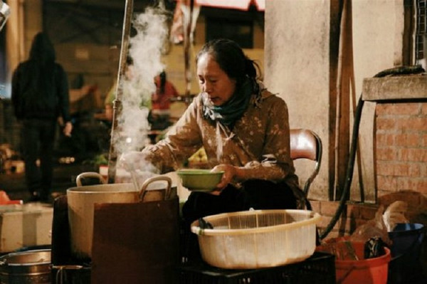 Khung cảnh quán ăn thơm nức trong mùa đông Hà Nội 
