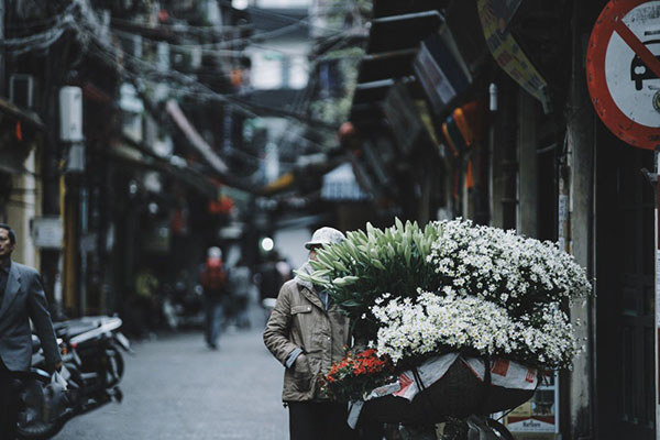 Xe bán hoa tuyệt đẹp trong không khí đông Hà Nội 