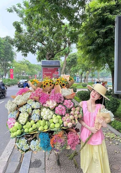 Người bán hoa ven đường mùa thu Hà Nội