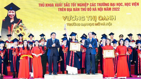Lễ trao học bổng tại trường Đại học Mở Hà Nội 