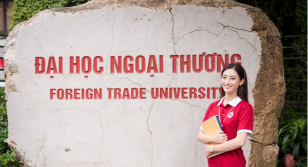 Đại học Ngoại Thương tại Hà Nội đã phát triển với 16 khoa và viện, cung cấp 12 ngành đào tạo đa dạng