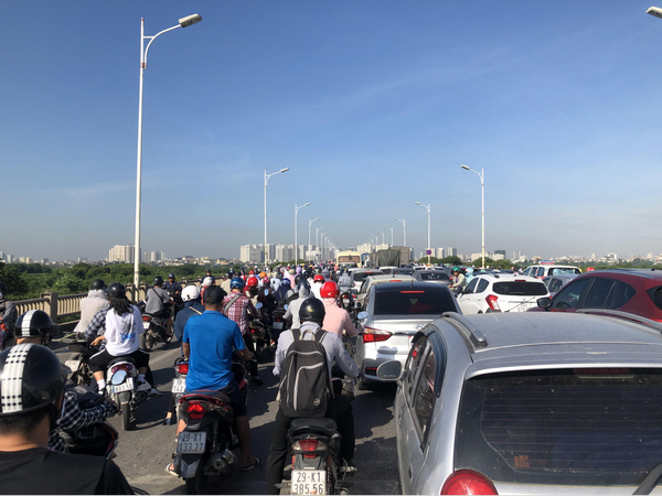 Tình trạng ùn tắc giao thông tại Cầu Thanh Trì Lĩnh Nam Hai Bà Trưng Hà Nội 