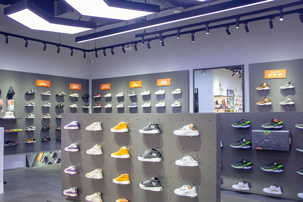Cửa hàng Bitis tại Đường Láng Hà Nội nằm trong danh sách những địa điểm mua sắm giày dép hàng đầu của thủ đô
