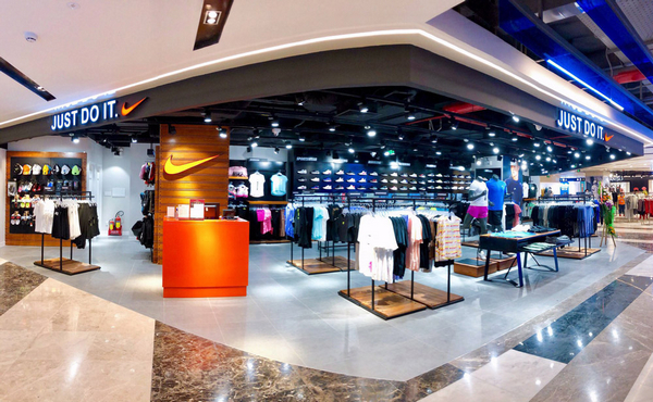 Nike Tràng Tiền Plaza là nơi khách hàng có thể trải nghiệm sự sang trọng và thoải mái khi mua sắm