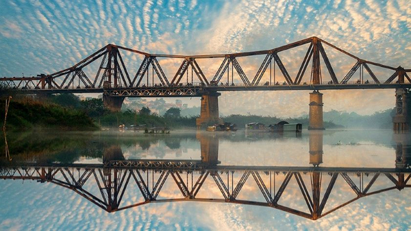 Cầu Long Biên là danh lam thắng cảnh Hà Nội đã chứng kiến nhiều thời khắc hào hùng của dân tộc