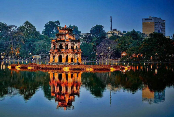 Hồ Hoàn Kiếm hay còn được gọi với cái tên thân thuộc hơn là Hồ Gươm, thắng cảnh Hà Nội nổi tiếng nhất