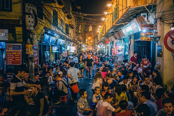 Nếu Sài Gòn có phố tây Bùi Viện thì Tạ Hiện chính là khu phố sầm uất nhất về đêm ở Hà Nội 