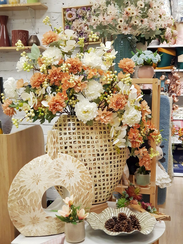 Hoa lụa Hà Nội Bách Gia là một thương hiệu uy tín và chuyên nghiệp với đặc điểm tập trung vào các sản phẩm hoa lụa chất lượng cao