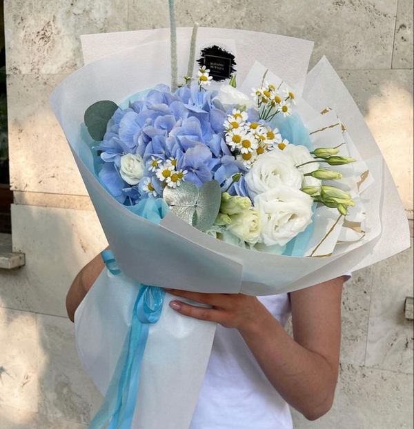 Mỗi bó hoa tại Liti Florist là sự kết tinh của đam mê và tâm huyết từ những người trẻ yêu hoa