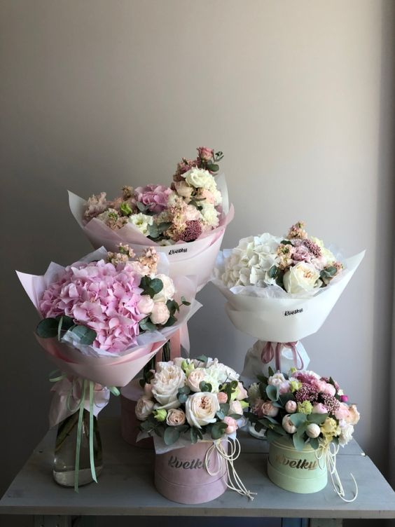 Mira Florist cửa hàng hoa tươi Hoàn Kiếm nổi tiếng, sẵn sàng giúp bạn chọn lựa những bông hoa tươi đẹp theo ý muốn