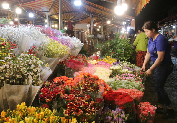 Chợ hoa đêm Quảng An - địa chỉ mua hoa 20 - 10 Hà Nội uy tín nhất 