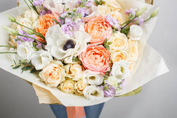 Bông Floral là địa chỉ chuyên về việc thiết kế và tạo ra những sản phẩm hoa tươi tinh tế như bó hoa, giỏ hoa, kệ hoa, bình hoa