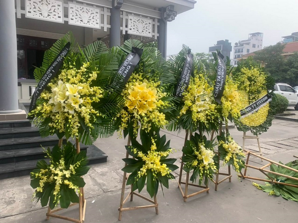 Shop hoa tươi Andy - shop cung cấp vòng hoa tang lễ Hà Nội giao tận nơi 