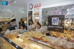 Nhân viên tại Anh Hòa Bakery nhiệt tình và tận tâm