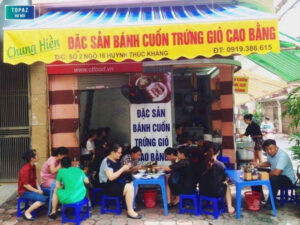 Quán bánh cuốn Cao Bằng tại Huỳnh Thúc Kháng luôn đông vào buổi sáng