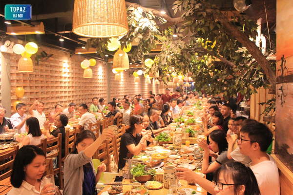 Quán bánh tráng cuốn Phú Cường thường đông khách vào buổi tối 