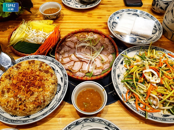 Bánh cuốn thịt heo quay luôn là món ăn hàng đầu tại Phú Cường 