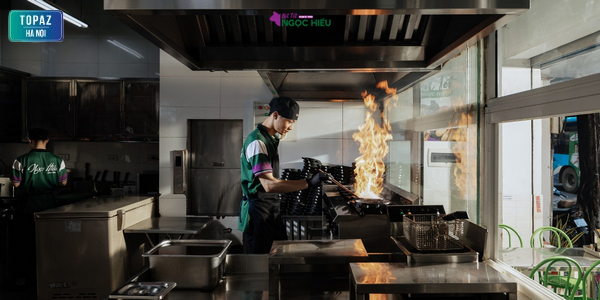 Quán bít tết Ngọc Hiếu có không gian mở vì vậy khách hàng có thể nhìn quá trình nấu ăn tại quán 