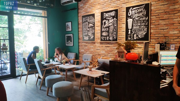 Không gian tại cafe phim chùa Láng rộng rãi, được đầu tư