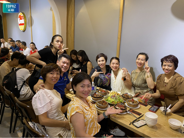 Quán cơm niêu Singapore Kombo Hà Nội thường xuyên đông khách vào buổi tối 