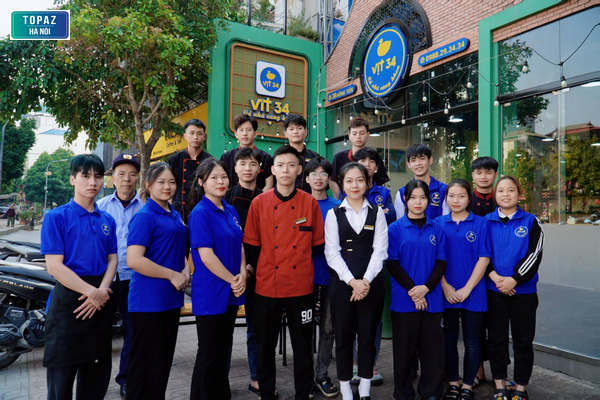 Đội ngũ nhân viên trẻ tại nhà hàng Vịt 34 Hà Nội 