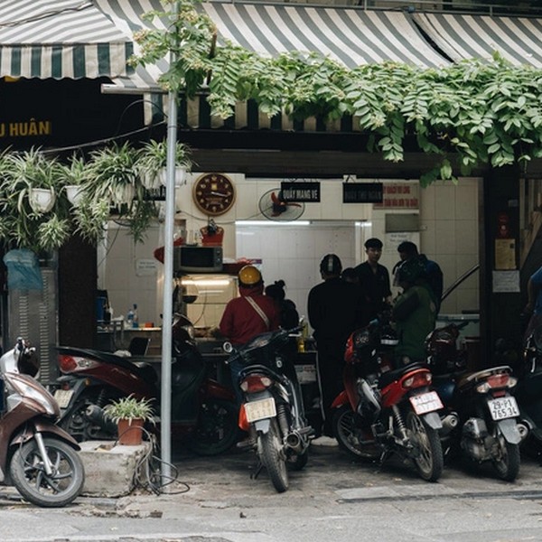 Quán xôi Yến là một trong những thương hiệu xôi nổi tiếng hàng đầu tại Hà Nội.