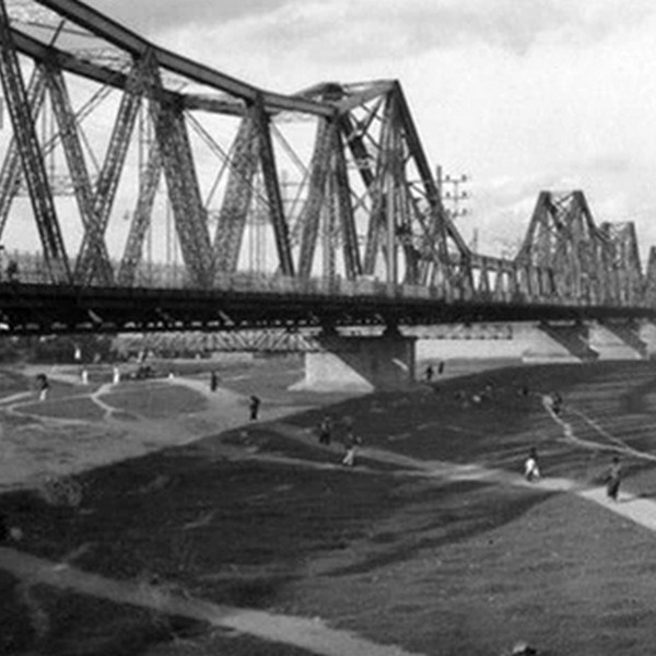 ảnh người dân đi lại dưới chân cầu Long Biên vào mùa khô