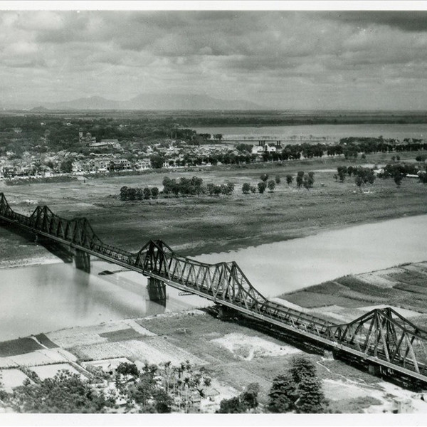 Hình ảnh Cầu Long Biên từ trên xuống từ thế kỷ 20