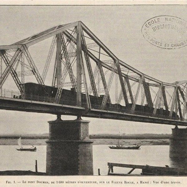 Tàu hỏa đi qua cầu Long Biên năm 1909.