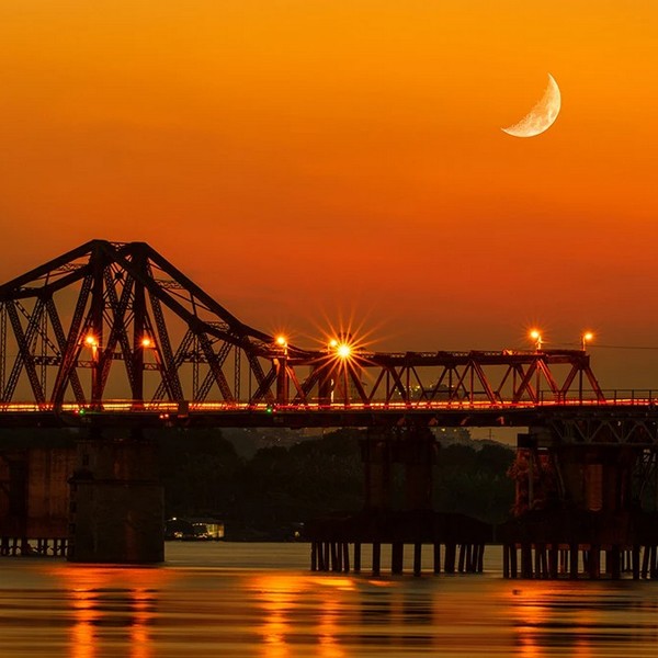 Khi màn đêm dần buông tại Cầu long Biên 